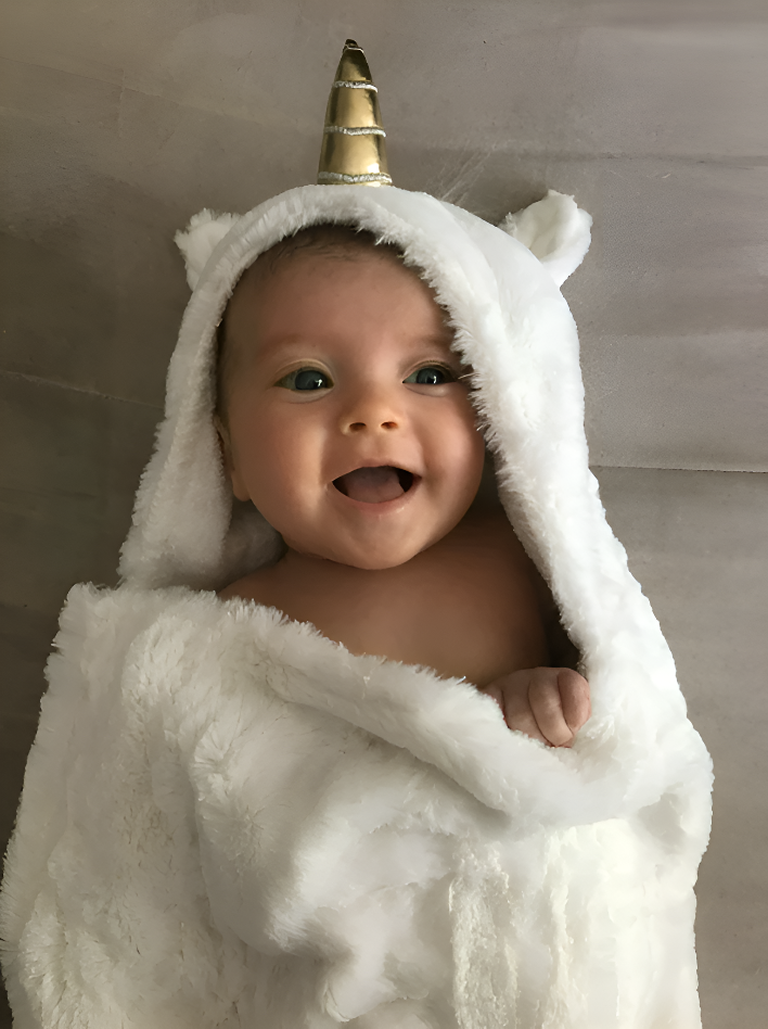 Nid d'ange bébé licorne sourire