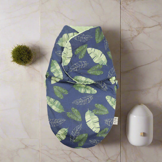 Un nid d'ange bleu avec image de feuille verte.