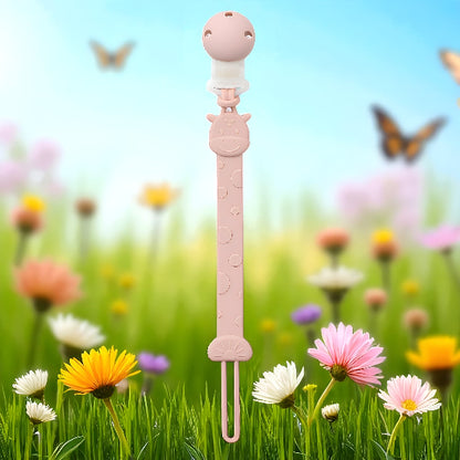 Une attache tétine dans un champ de fleur et des papillons avec un ciel bleu.