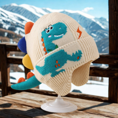 Bonnet beige DouxDyno™ devant des montagnes enneigées.