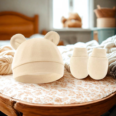 Bonnet bebe naissance beige dans une chambre d'enfant.