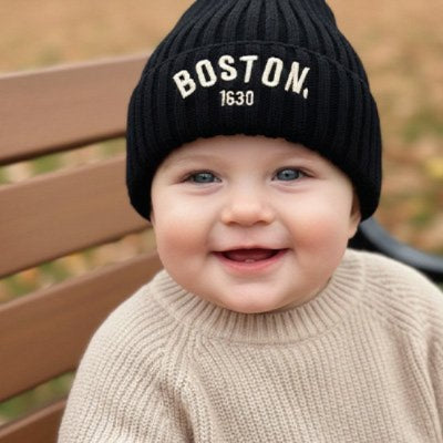 Bonnet bebe noir BostonCool™ sur la tête d'un bébé.