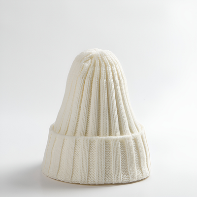 Bonnet pour bebe au tricot blanc.