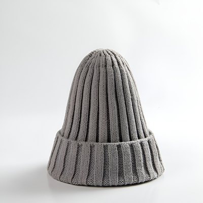 Bonnet pour bebe au tricot gris.