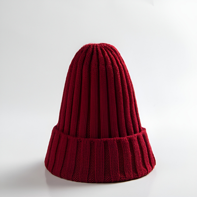 Bonnet pour bebe au tricot rouge.