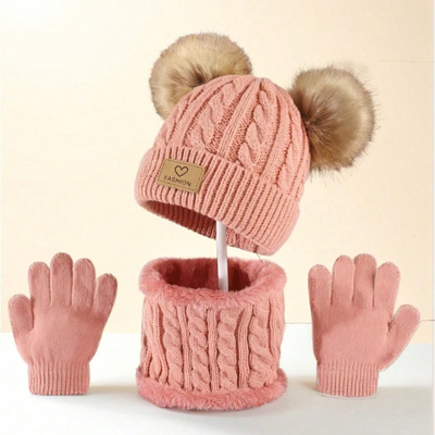 Un bonnet tricot rose sur une table.