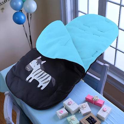 Chanceliere bebe bleu avec une image de zèbre sur une table près d'une fenêtre lors d'une fête avec des cadeaux.