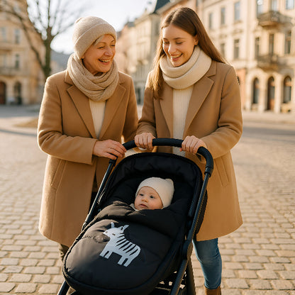 Une maman et une mamie marchent dans une rue de France en poussant un bébé dans une chanceliere bebe dans une poussette.