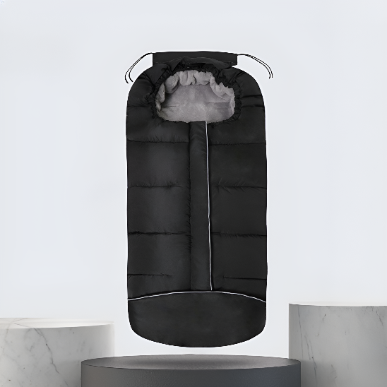 Une chanceliere noir sur une plate-forme ronde sur un fond blanc.