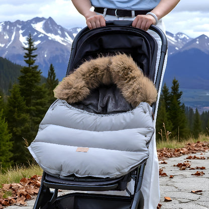Un papa avec une poussette et une chanceliere poussette en montagne.