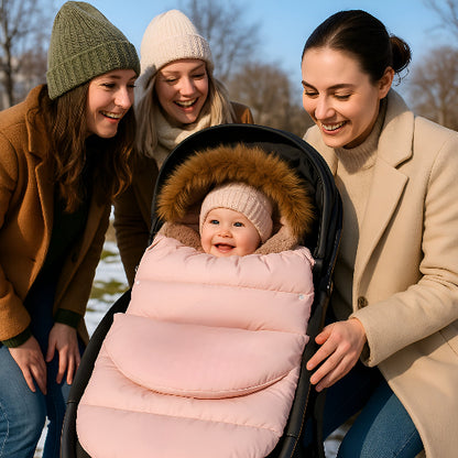 Trois mamans regardent un enfant dans une chanceliere poussette sur une poussette dans un parc enneigé.