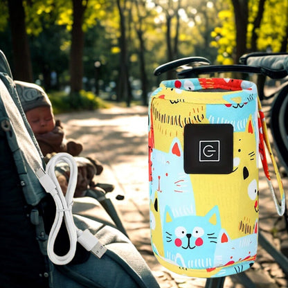 Chauffe biberon nomade jaune sur un banc de parc avec un câble USB et un bébé derrière.