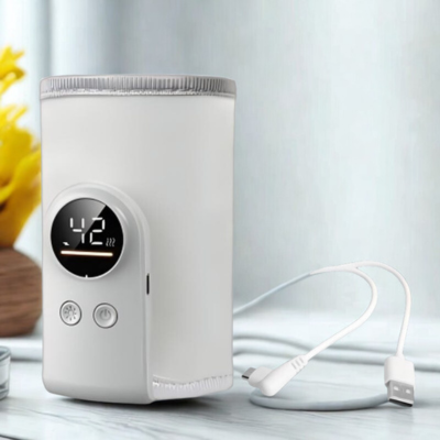 Chauffe-biberon nomade SmartWarm™ blanc sur une table.