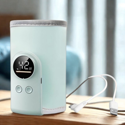 Chauffe-biberon nomade SmartWarm™ vert sur une table.