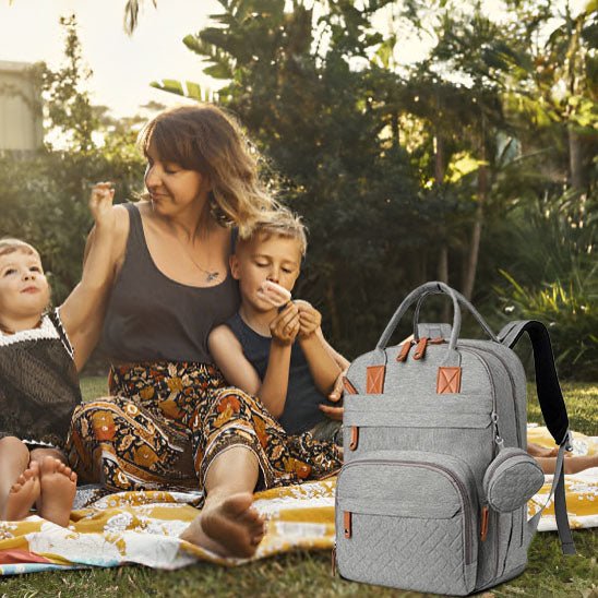 enfants maman assis au parc sac a langer gris