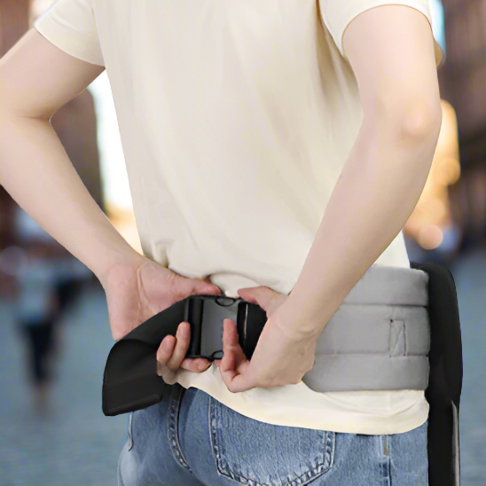 Un maman portant un porte bébé physiologique ErgoFashion™ gris.