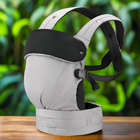 Un porte bébé physiologique Ergofashion™ gris.