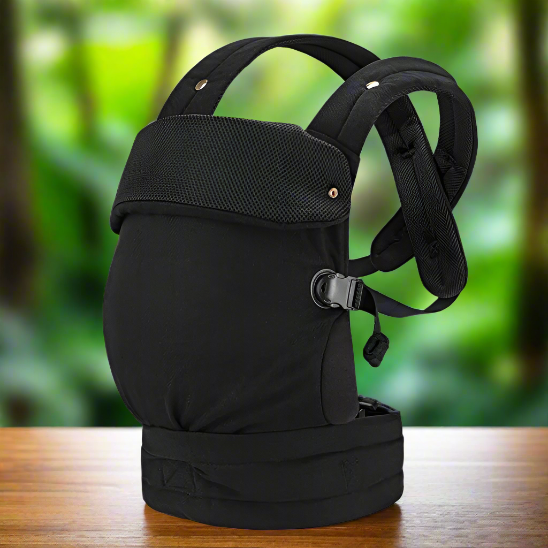 Un porte bébé physiologique Ergofashion™ noir.